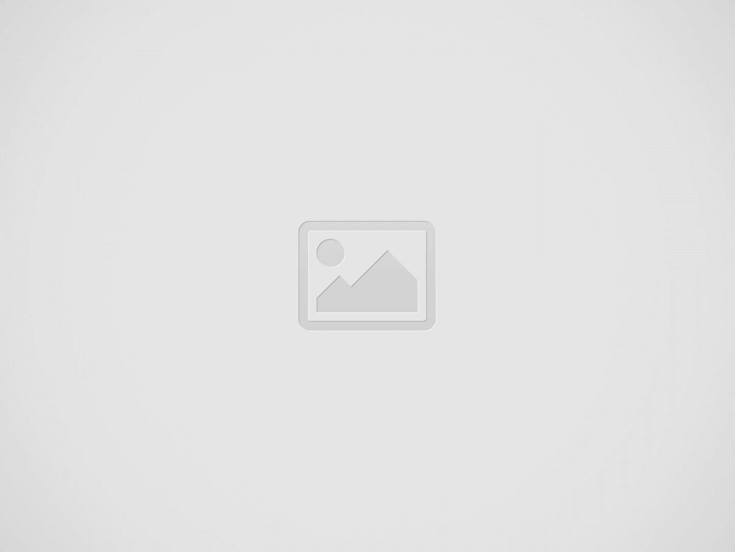 Laptop em uma mesa de escritório exibindo gráficos e ícones jurídicos. Uma balança da justiça está ao lado, e gráficos de IA flutuam sobre a tela.