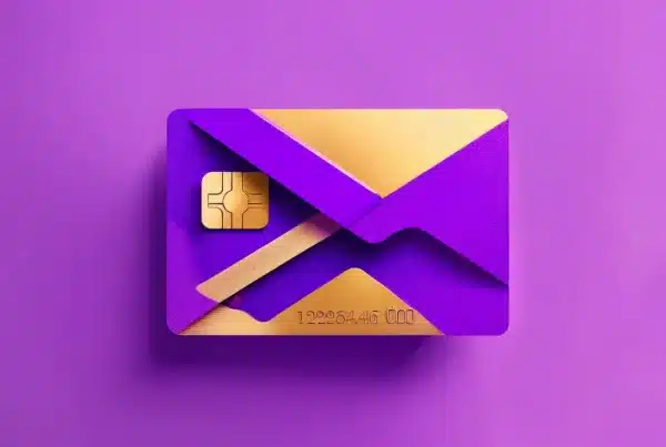 Cartão de crédito Nubank roxo e dourado com fundo roxo