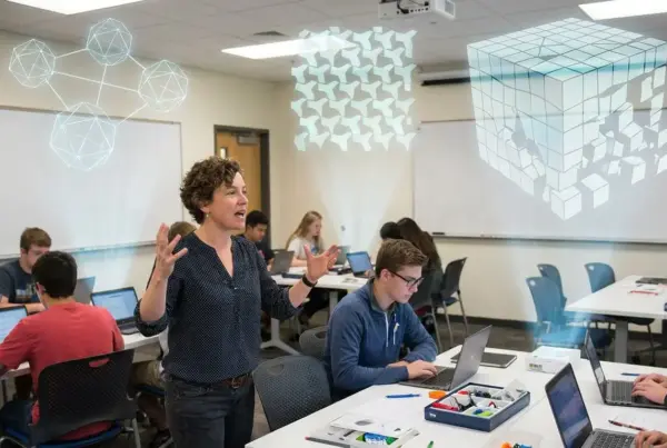 Professora gesticulando em sala de aula com alunos usando laptops. Acima, projeções holográficas de formas geométricas.